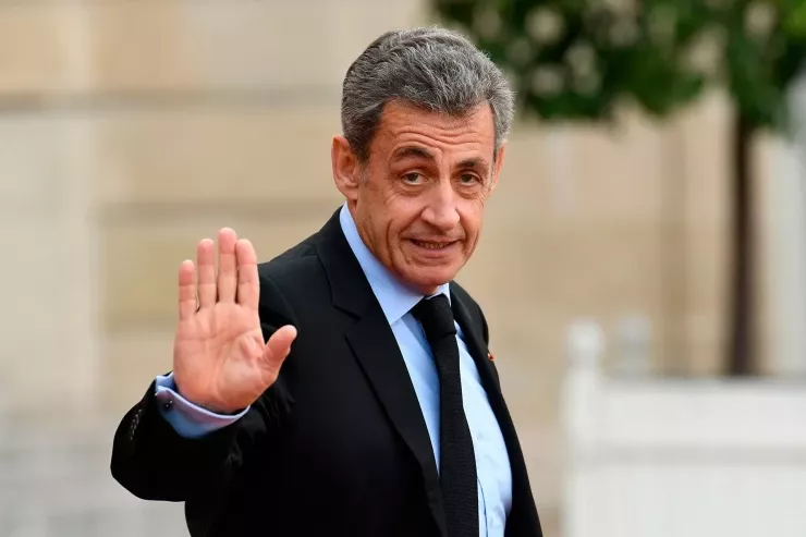 Sarkozi həbs cəzasından azad edildi 