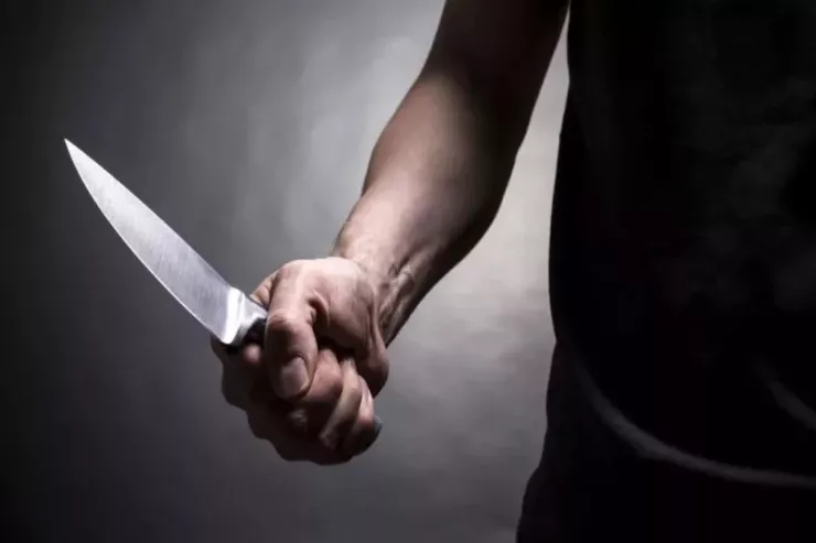 Biləsuvarda iki gənc   bıçaqlandı