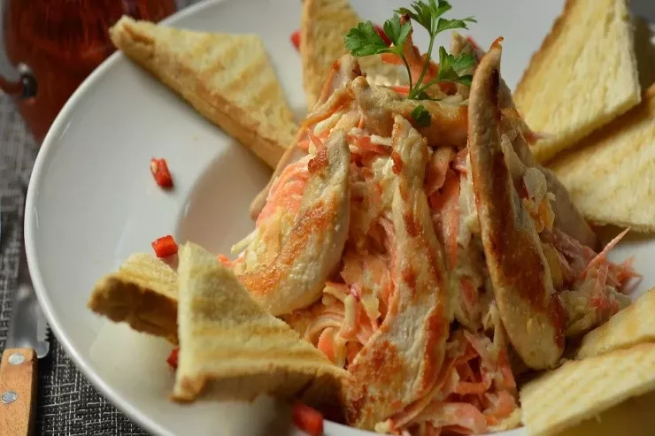 Toyuq, kök, pendir və yumurta ilə salat RESEPT 
