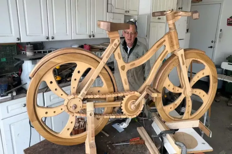 Təqaüdçü ağacdan unikal velosiped  hazırladı