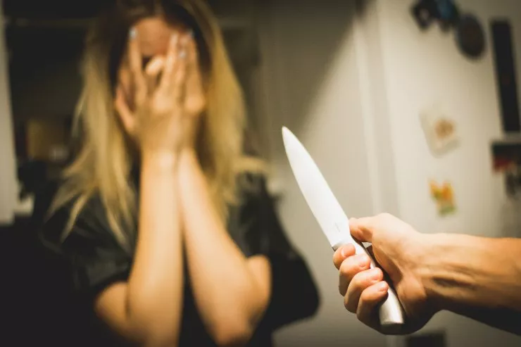 Kişi mübahisə zamanı arvadının barmaqlarını  kəsdi