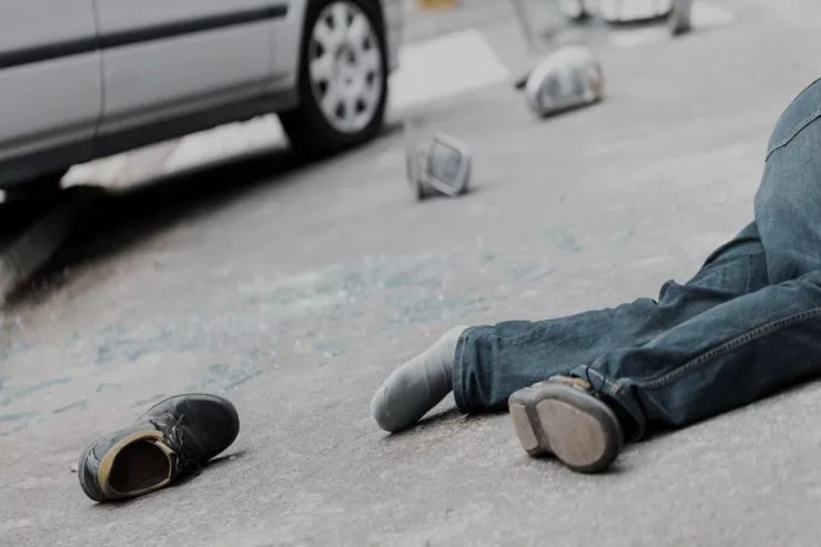 Ucarda yolu keçən piyadanı  maşıb vurub öldürdü 