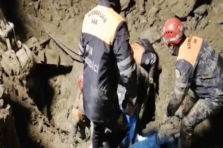 Şəmkirdə iki nəfər  torpaq uçqununun  altında qaldı