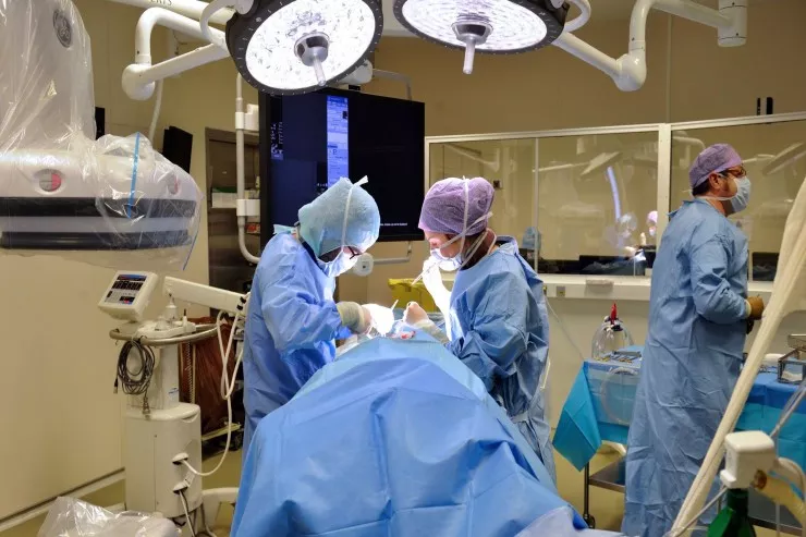Bloqer plastik əməliyyat  zamanı öldü, polis klinikanı möhürlədi 