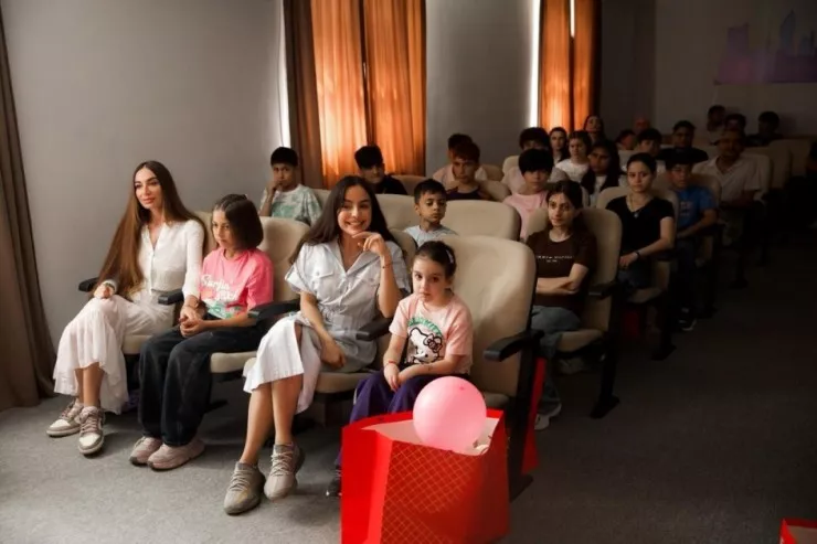 Leyla və Arzu Əliyeva uşaqlarla film izlədi 