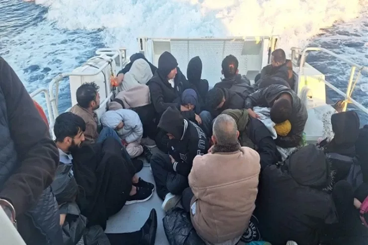 Qayıqla Avropaya gedən azərbaycanlılar saxlanıldı: qadın və uşaqlar da var 