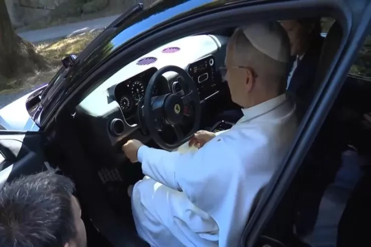 Ferrari-nin bu modelini Roma Papası özü sınadı 
