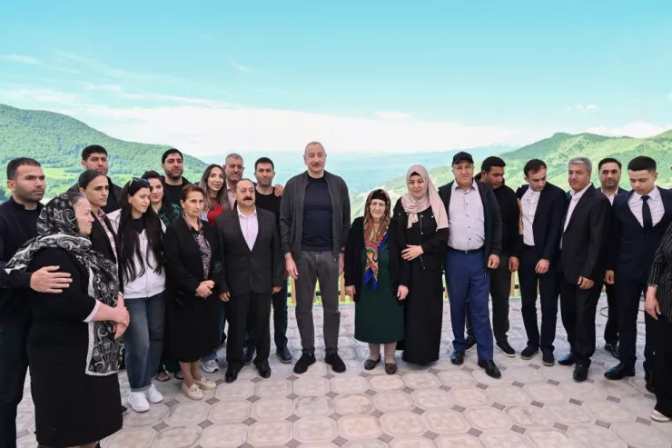 Prezident Şuşanın Böyük Qaladərəsi KƏNDİNDƏ - FOTOLENT 