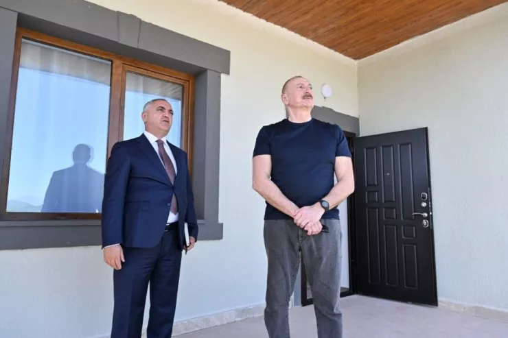 İlham Əliyev Xocalıda hərbçilərə tikilən evlərlə tanış oldu