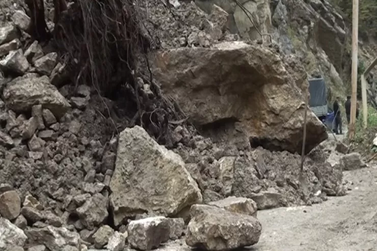Torpaq sürüşdü , Quba-Xınalıq yolu bağlandı - VİDEO 