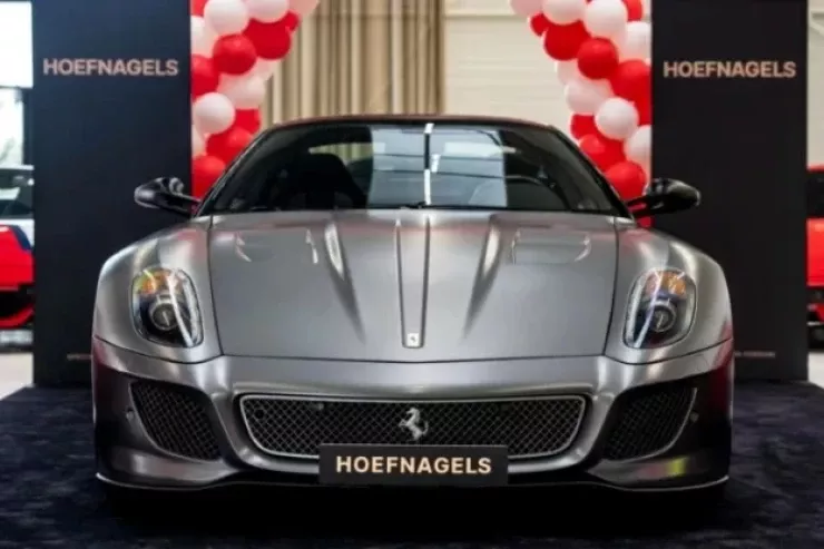 10 yaşlı  oğluna   1,6 milyon dollarlıq Ferrari  hədiyyə etdi 