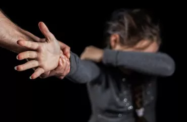 Arvad xəyanət edən ərindən qisas aldı: kişinin ayaqları sındırıldı, qadın zorlandı
