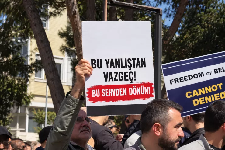 Azərbaycanın İstanbul Konsulluğu  qarşısına gedənlər kimlərdi? -15 il əvvəl Mövsüm Səmədovu müdafiə edirdilər