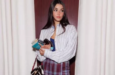 Hande Erçeldən qeyri-adi seçim – Moda şousuna Orhan Pamukun  kitabları ilə qatıldı