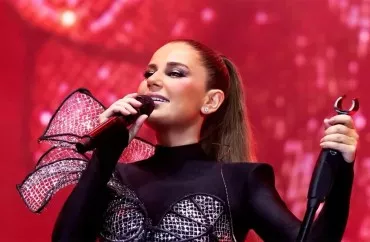 Səhnədən enən müğənni  yıxıldı:  xəstəxanaya aparıldı