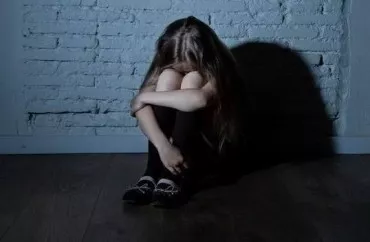 Yeddi yaşlı qız küçədə bacısının yanında öldürüldü