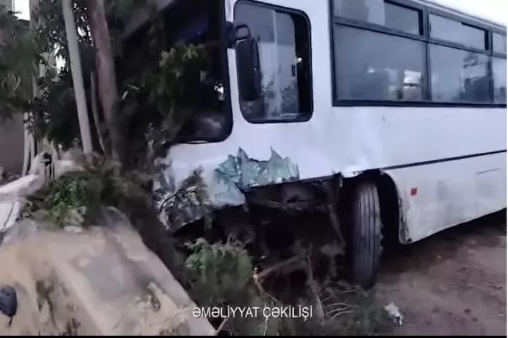 Bakıda avtobus QƏZASI:  sürücü bu hala düşmüş maşından sağ çıxdı - VİDEO 