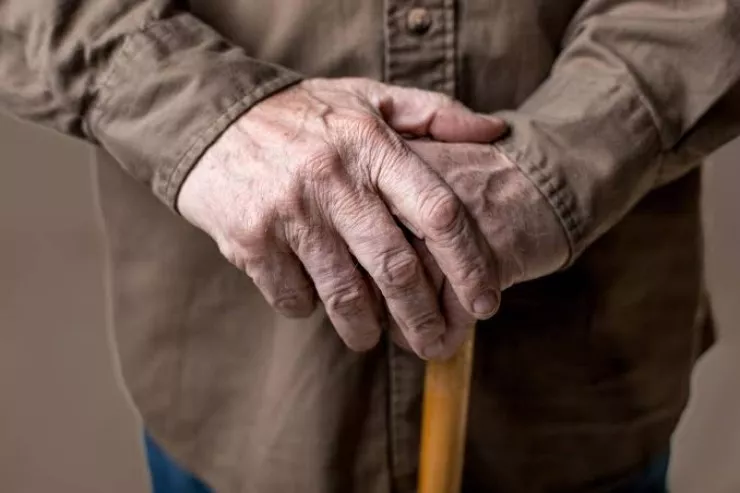 Parkinson   olan əmisini pula görə  öldürdü