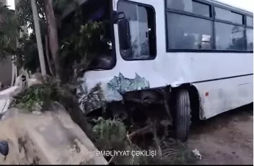 Bakıda avtobus QƏZASI: sürücü bu hala düşmüş maşından sağ çıxdı - VİDEO