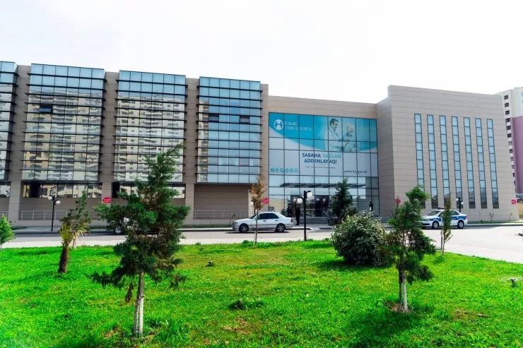 TƏBİB bıçaqlanan direktor müavini ilə bağlı məlumat yaydı - YENİLƏNİB xəbəri üçün şəkil