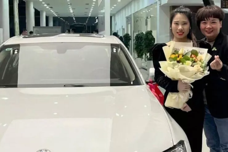 Müdir işə gedəndə üşüyən  əməkdaşlarına BMW hədiyyə  etdi