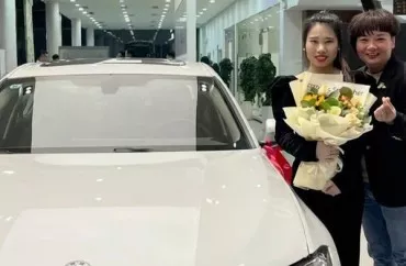 Müdir işə gedəndə üşüyən əməkdaşlarına BMW hədiyyə etdi