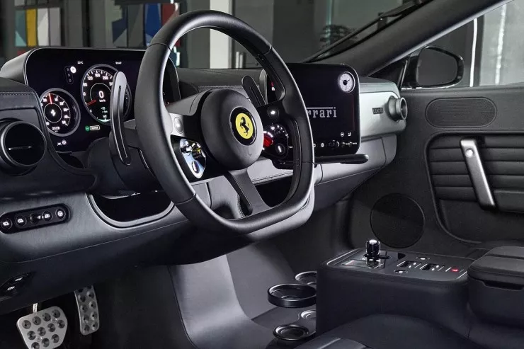 Ferrari ilk elektrikli avtomobilində fiziki düymələrə  üstünlük verib