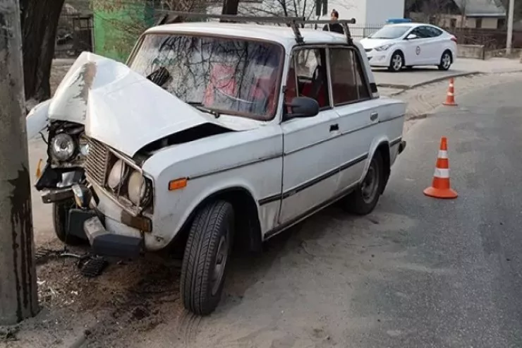 Zaqatalada "Jiquli" dirəyə çırpıldı,  sürücü yaralandı