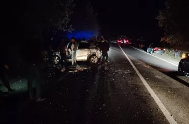 Şəkidə avtomobil ağaca çırpıldı, sürücü öldü, xəsarət alanlar var -VİDEO