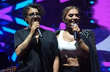 Demet Akalın və dostları Ersay Ünerə sürpriz etdilər
