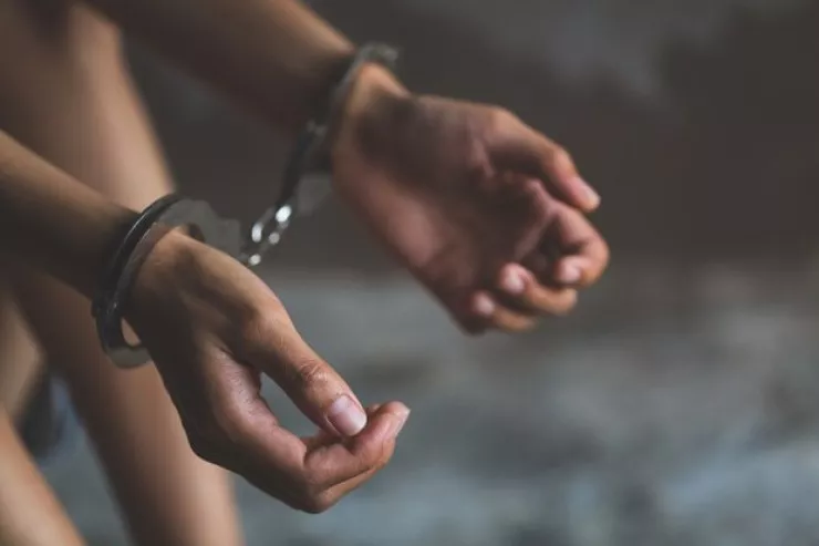 Dörd uşaq anası iki öpüşə görə  həbs olundu