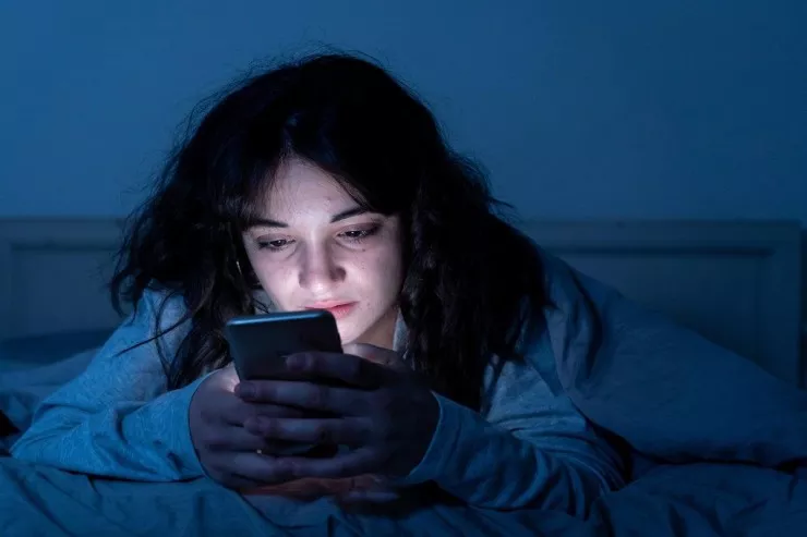 Telefon ekranını dayanmadan sürüşdürmək yaddaşa və diqqətə  təsir edir