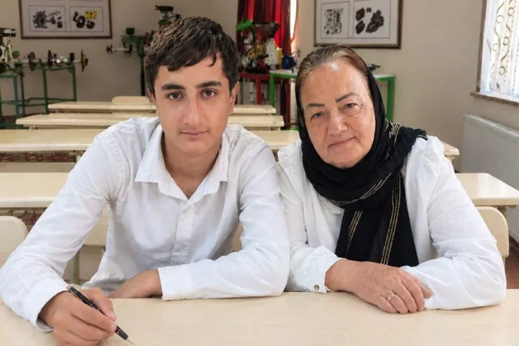 63 yaşlı nənə 16 yaşlı nəvəsi ilə  eyni liseydə oxuyur 