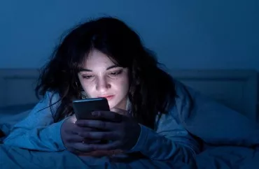 Telefon ekranını dayanmadan sürüşdürmək yaddaşa və diqqətə təsir edir