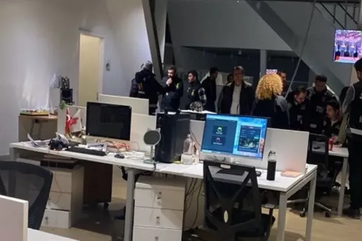 Türkiyədə "Halk TV"yə qarşı ƏMƏLİYYAT:  11 nəfər saxlanıldı