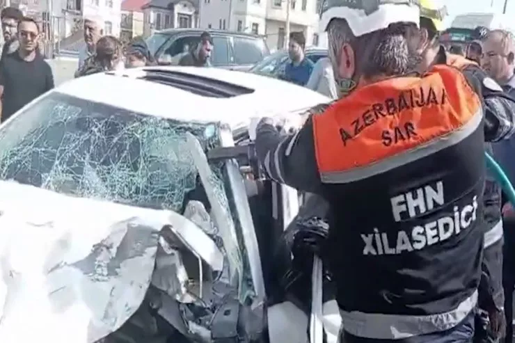 "Changan" "Zil"lə toqquşdu, sürücü belə xilas olundu - VİDEO 