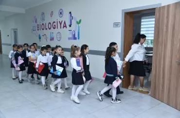 Məktəbli geyimində uşaqlar -FOTOLENT