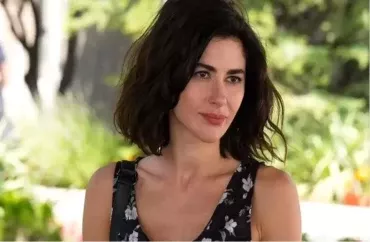 Azərbaycan əsilli aktrisadan  vahid məktəbli forması  qərarına  DƏSTƏK 