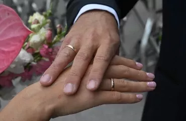 Gəlinin 96,  bəyin  18 yaşı var: rekord yaşda  evlilik