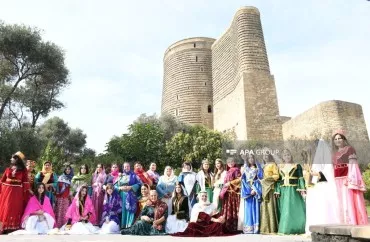 İçərişəhərdən Bulvara qədər kəlağayı yürüşü - REPORTAJ
