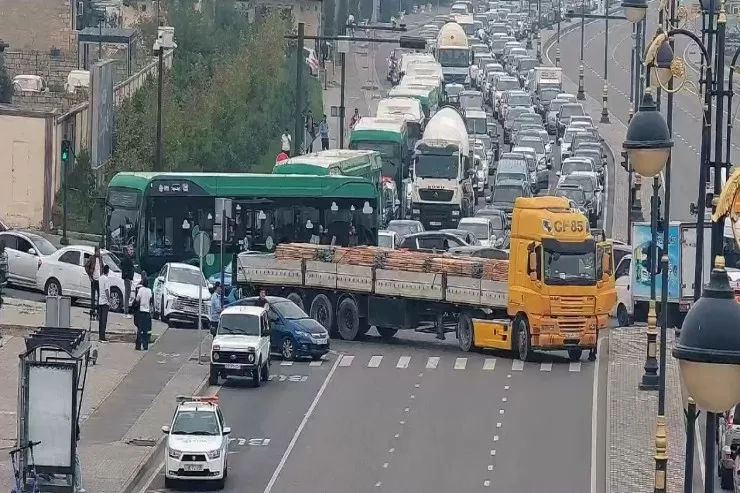 Yük maşını 8 Noyabr prospektini bağladı 