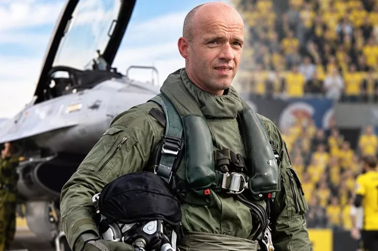 20 il qırıcı təyyarə  pilotu   olub - indi Çempionlar Liqasında  tarix yazır  