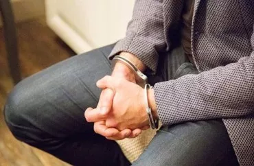 Kosmetikaya görə dərsə buraxılmayan şagirdin atası insident törətdi, həbs edildi