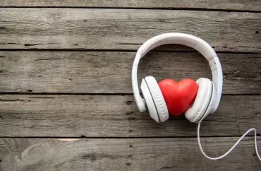 Qulaqlıqlarda  musiqi dinləmək:  eşitmə üçün hansı  səs səviyyəsi  təhlükəlidir?
