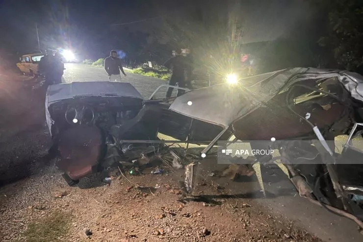 Gəncədə ağır qəza: “VAZ 2107” iki yerə bölündü 