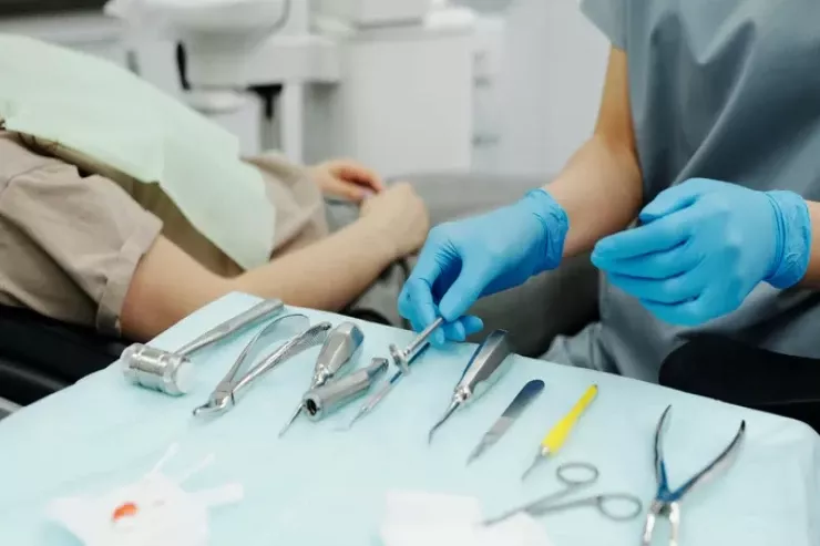 Diş həkiminə  getdi:   İl yarım  ömrü qaldığını   öyrəndi