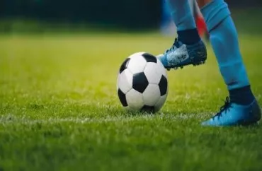 Futbolçu həmkarının qollarında can verdi: faciəvi ölüm