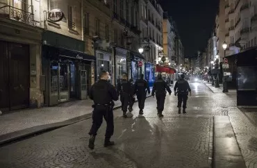 Fransanın Paris də daxil olmaqla beş şəhərində komendant saatı tətbiq edildi