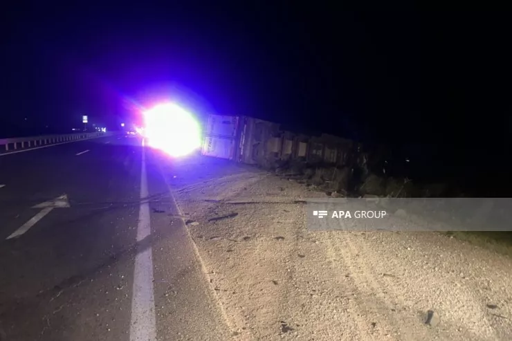 Bakı-Qazax magistralında TIR aşdı,  sürücü xəsarət aldı