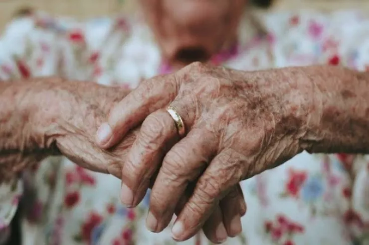 88 yaşlı qadının meyiti həyətdə tapıldı 
